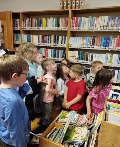 Kinder in der Bibliothek