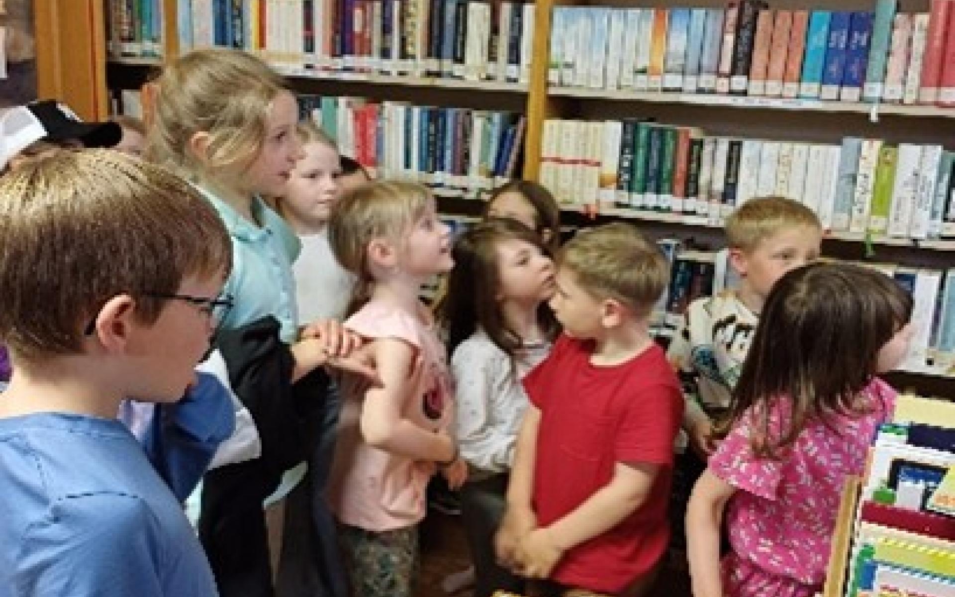 Kinder in der Bibliothek