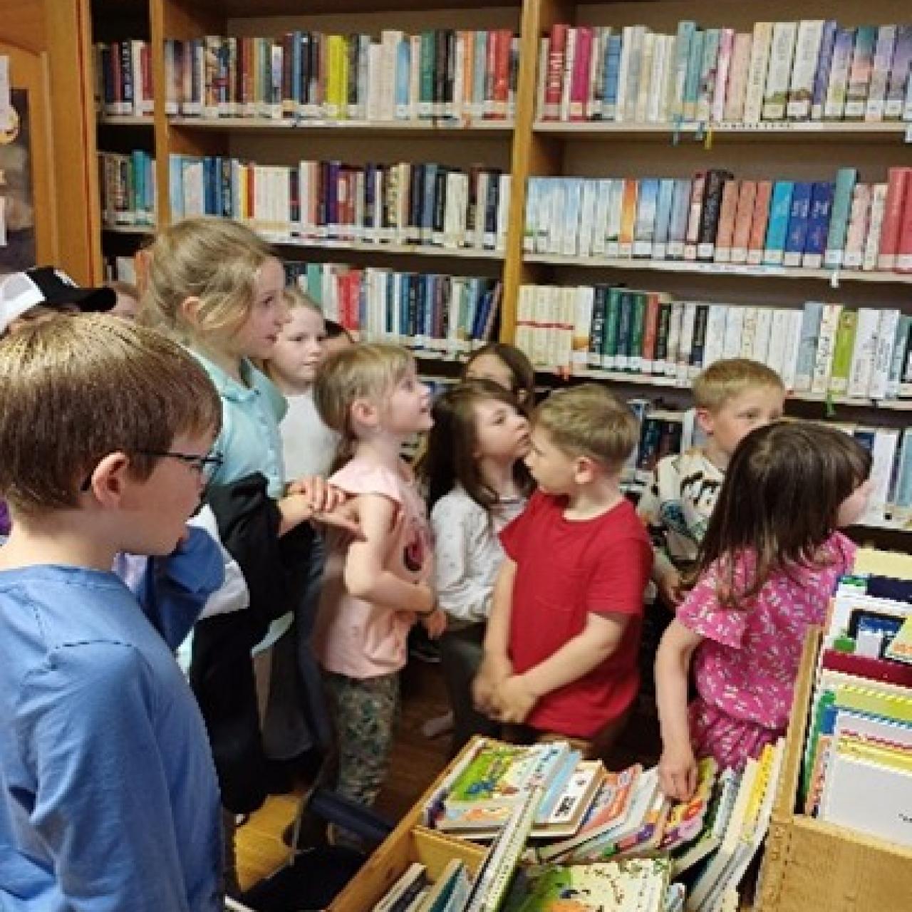 Kinder in der Bibliothek